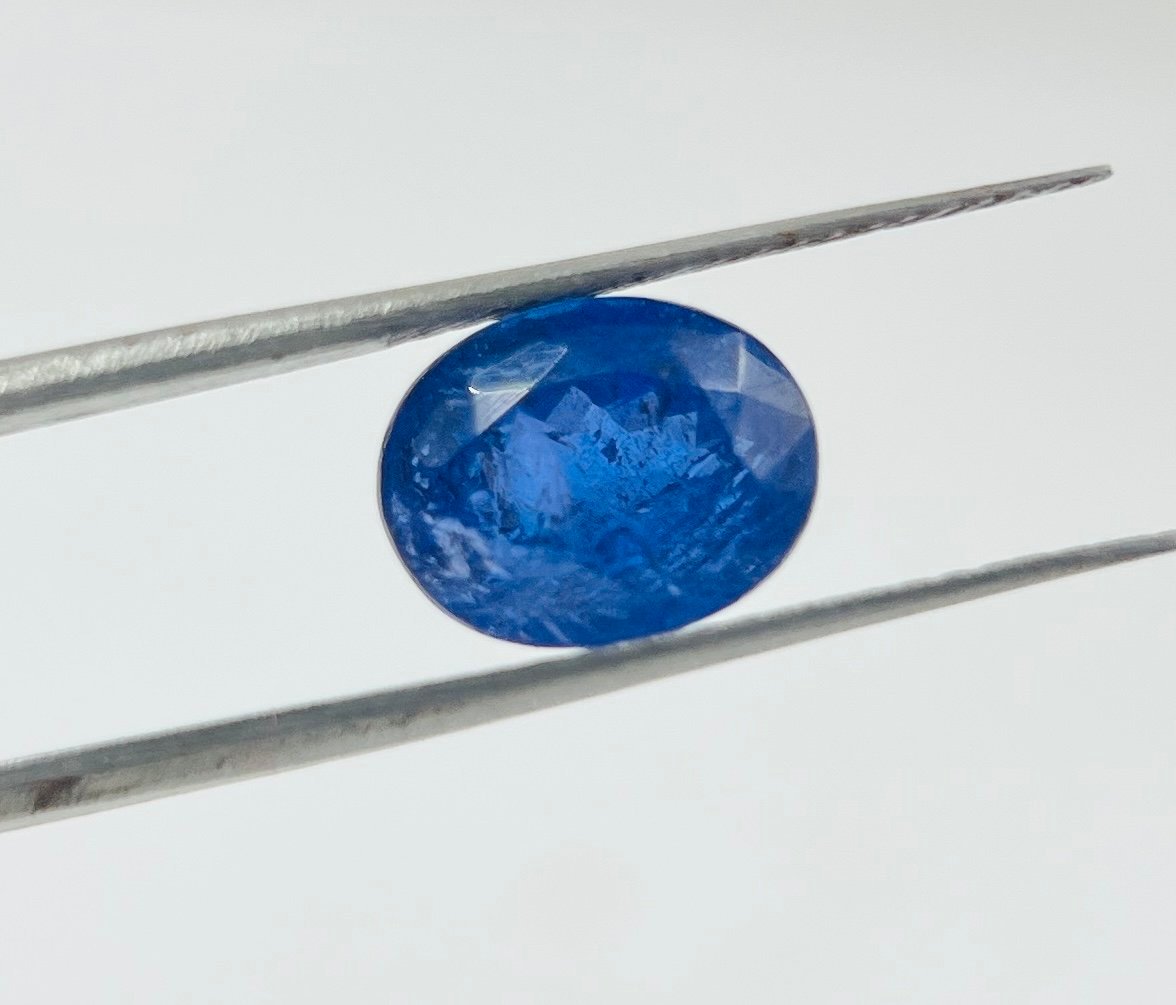 Blue-Violet Tanzanite · 4.82 ct view 2