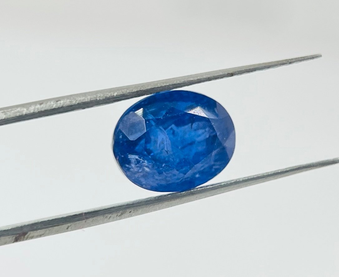 Blue-Violet Tanzanite · 4.82 ct view 3